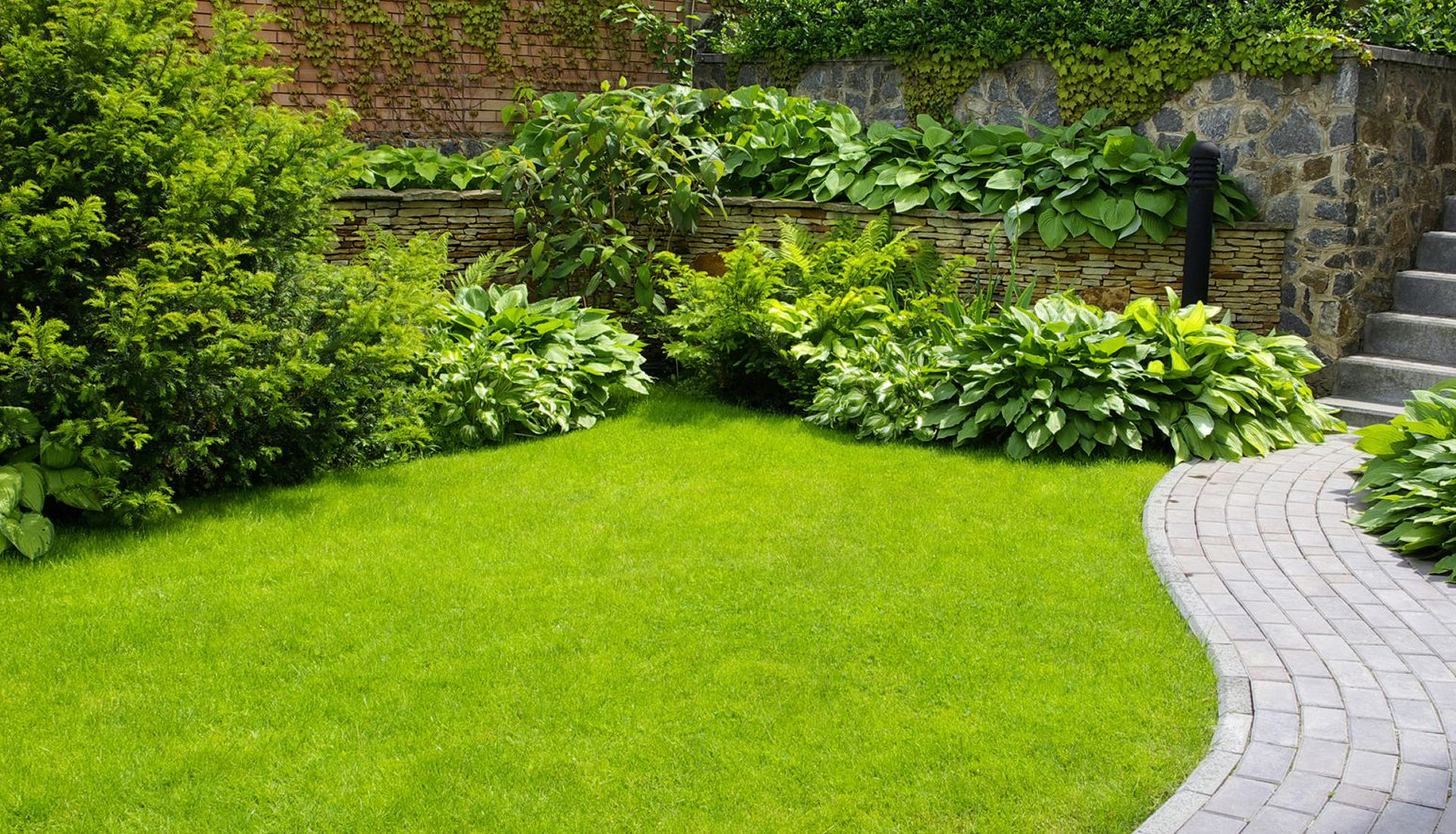 Gepflegter Garten mit gepflastertem Weg